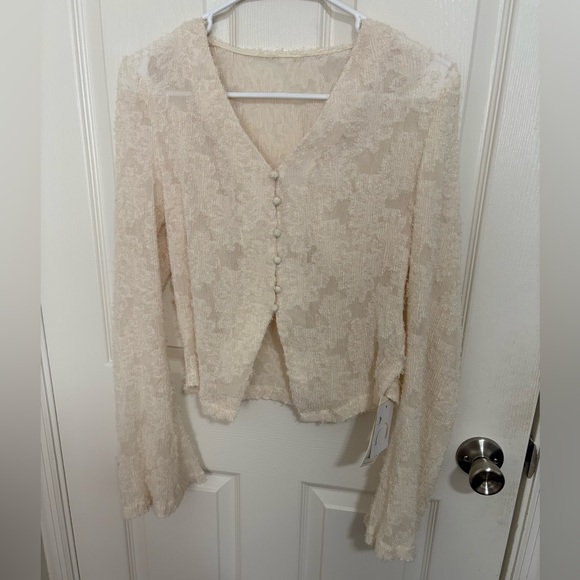 Commense Tops - NWT Commence Cream Textured Floral Button-Down Flare Sleeve Top